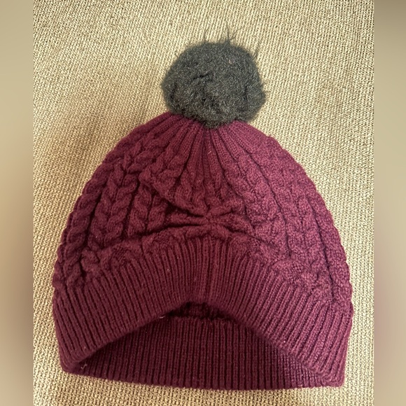 Deluth Trading company Beanie with Pom Pom - Picture 4 of 4